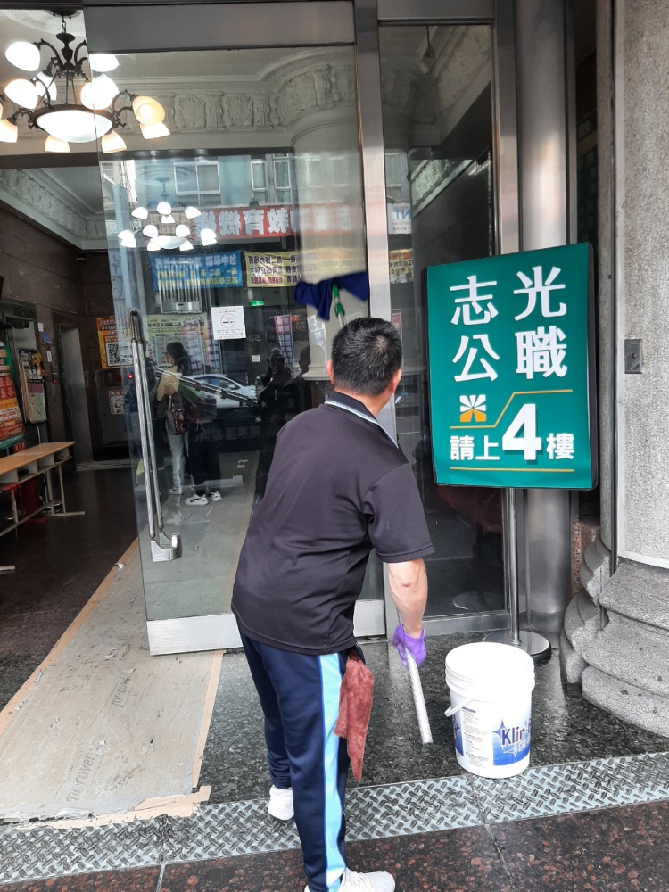 LINE_ALBUM_120中帝大樓大廳吊燈，玻璃清潔_240124_7
